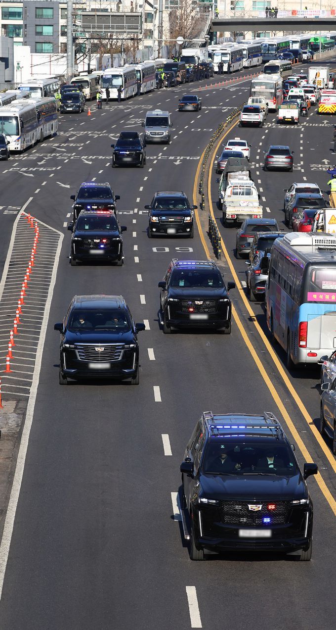 윤석열 대통령이 탄 차량 행렬이 15일 서울 용산구 한남동 대통령 관저에서 과천 공수처로 향하고 있다.    연합뉴스
