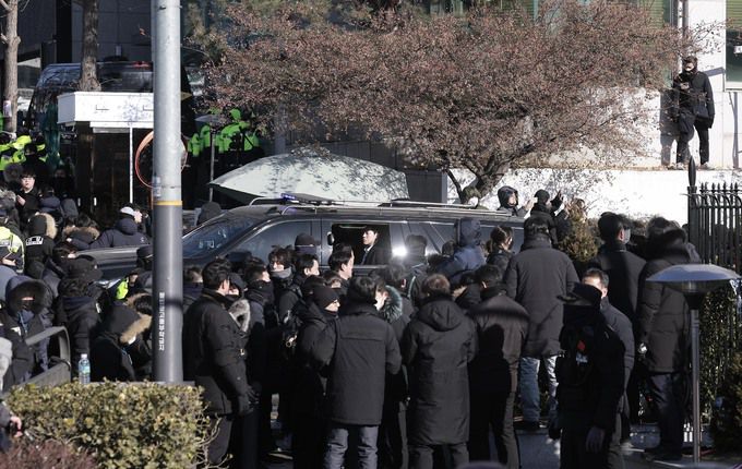 고위공직자범죄수사처(공수처)와 경찰이 윤석열 대통령에 대한 2차 체포영장을 집행한 15일 윤 대통령과 경호처 관계자 등이 탑승한 것으로 추정된 차량이 서울 용산구 한남동 관저를 나서고 있다.   뉴시스