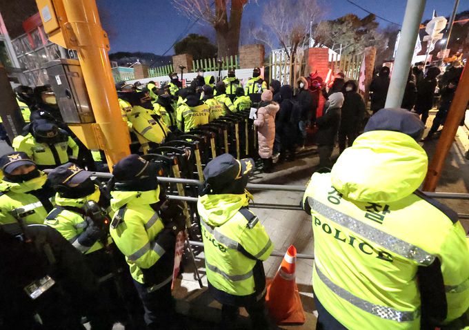 고위공직자범죄수사처(공수처)와 경찰이 윤석열 대통령에 대한 2차 체포영장 집행에 나선 15일 서울 용산구 한남동 대통령 관저 입구에서 경찰이 현장을 통제하고 있다.    연합뉴스