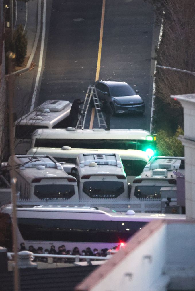고위공직자범죄수사처(공수처)와 경찰이 윤석열 대통령에 대한 2차 체포영장 집행에 나선 15일 용산구 한남동 대통령 관저에서 경찰 병력이 사다리를 설치하고 있다.    연합뉴스