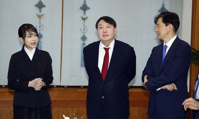 지난 2019년 7월 25일 윤석열 당시 신임 검찰총장(가운데)과 부인 김건희 여사가 청와대에서 열린 윤 총장의 임명장 수여식에서 조국 당시 민정수석과 얘기를 나누고 있다. 연합뉴스