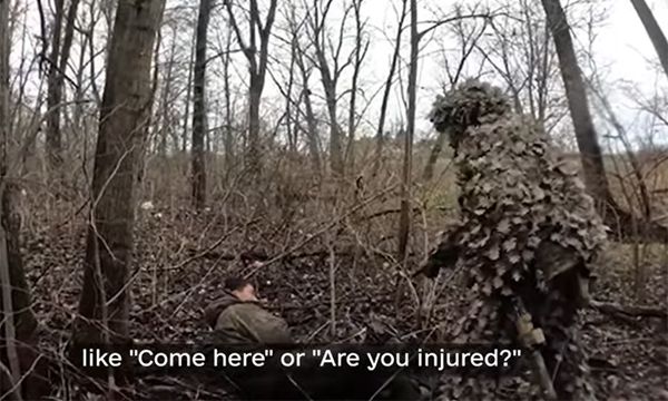 우크라이나 매체 키이우인디펜던트가 독점 공개한 북한군 포로 생포 장면. 키이우인디펜던트 캡처