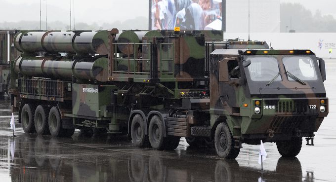 L-SAM 발사대 차량이 도로에서 천천히 이동을 하고 있다. 세계일보 자료사진