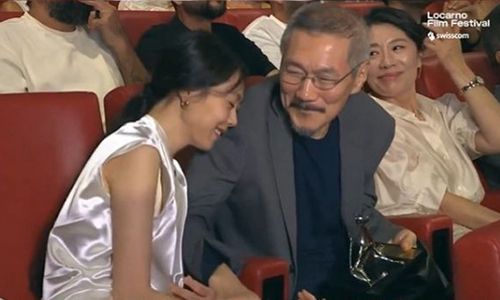 2024년 8월 17일(현지시간) 스위스 로카르노에서 열린 로카르노국제영화제에 참석한 배우 김민희(왼쪽)과 홍상수 감독. 유튜브 캡처