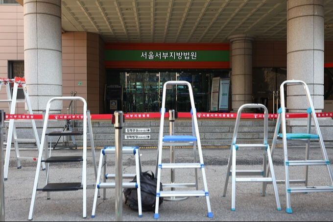 고위공직자범죄수사처가 윤석열 대통령에 대한 구속영장 청구한 17일 서울 마포구 서울서부지방법원 앞에 포토라인이 설치돼 있다. 연합뉴스