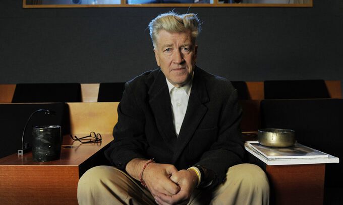 2010년 린치가 미국 LA에 위치한 자신의 스크리닝 룸에서 인터뷰 중 포즈를 취했다. AP연합뉴스.