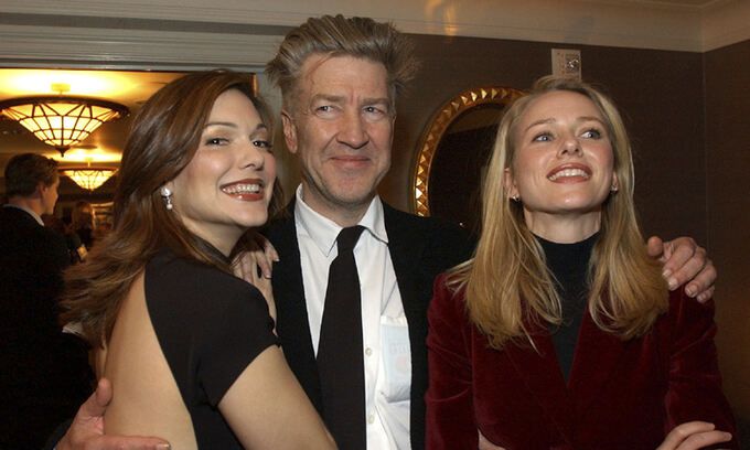 2002년 ‘멀홀랜드 드라이브’로 제27회 LA비평가협회상 감독상을 수상한 후 린치가 두 주연배우 나오미 와츠(왼쪽 세번째), 로라 해링(〃 첫번째)와 기념촬영을 하고 있다. AP연합뉴스.