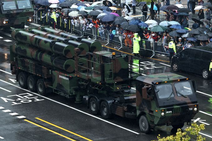 L-SAM 발사대 차량이 도로를 이동하고 있다. 세계일보 자료사진