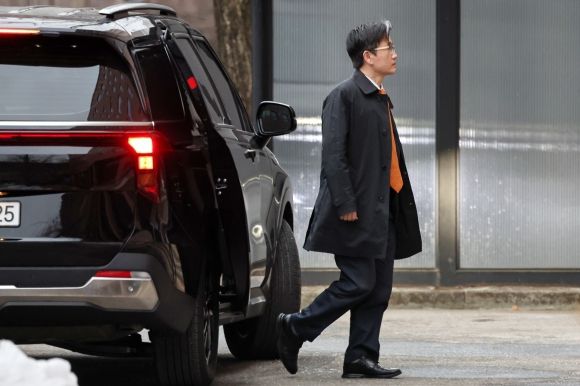 오동운 고위공직자범죄수사처(공수처) 처장이 16일 오전 차에서 내려 경기 과천 공수처로 출근하고 있다. 뉴스1