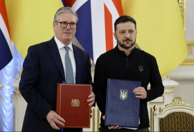 16일(현지시간) 우크라이나 수도 키이우를 방문한 키어 스타머 영국 총리(왼쪽)가 볼로디미르 젤렌스키 대통령과 ‘영국이 우크라이나의 방공 무기 체계를 지원한다’는 내용의 협정에 서명한 뒤 협정문을 교환하며 기념촬영을 하고 있다. EPA연합뉴스