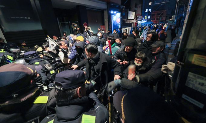 윤석열 대통령이 내란 우두머리 혐의로 구속되자 일부 지지자들이 서울 마포구 서울서부지방법원에 난입한 19일 서부지법 후문 인근에서 경찰이 시위 중인 윤 대통령 지지자들을 해산시키려고 하자 지지자들이 이를 막고 있다. 연합뉴스