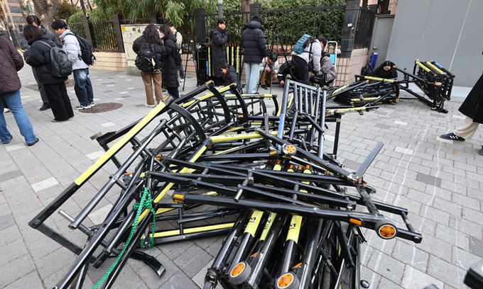 19일 윤석열 대통령 지지자들의 폭력사태가 일어난 서울 마포구 서울서부지방법원 인근 인도에 경찰 바리케이드가 파손돼 있다. 뉴시스