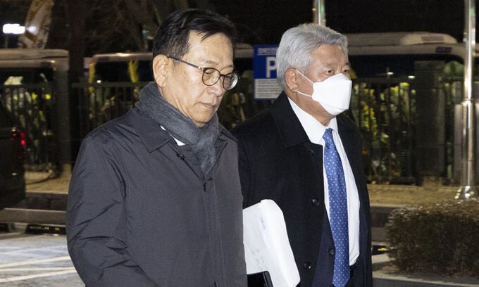 내란 우두머리 혐의로 체포된 윤석열 대통령의 구속 전 피의자심문(영장실질심사)이 종료된 18일 서울 마포구 서울서부지법에서 윤 대통령측 김홍일(오른쪽), 석동현 변호사가 나오고 있다. 연합뉴스