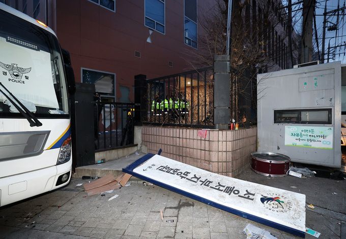 내란 우두머리 혐의를 받는 윤석열 대통령이 구속된 19일 오전 격분한 윤 대통령 지지자들의 난입 사태가 발생한 서울 마포구 서울서부지방법원 후문에 서부지법 현판이 파손된 채 놓여 있다. 뉴스1