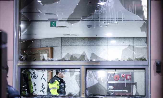 윤석열 대통령의 구속영장이 발부된 19일 서울 마포구 서울서부지방법원의 유리창이 윤 대통령 지지자들에 의해 파손되어 있다. 뉴시스