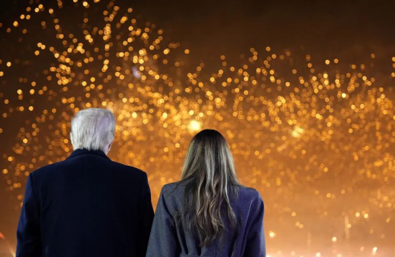 미국 도널드 트럼프 대통령 당선자와 멜라니아 트럼프가 18일 버지니아주 스털링에 위치한 트럼프 내셔널 골프클럽에서 불꽃놀이를 감상하고 있다. 사진 연합뉴스