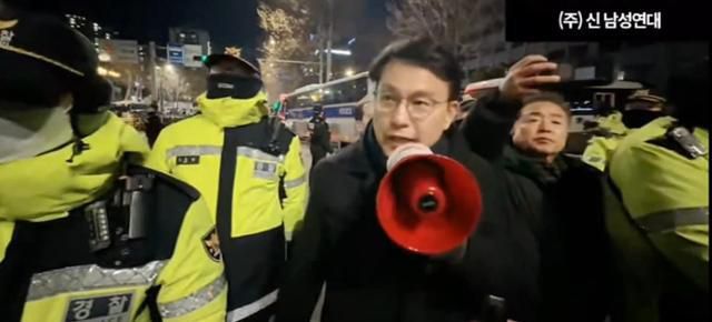 지난 18일 오후 국민의힘 윤상현 의원이 서울서부지법 앞에서 윤 대통령 지지자들에게 얘기하고 있는 모습. 해당 영상은 극우 유튜브 채널 '신남성연대'에 올라왔다가 지금은 삭제된 상태다. 신남성연대 유튜브 캡처