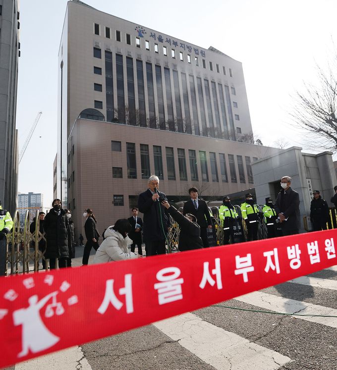 천대엽 법원행정처장이 19일 내란 우두머리 혐의 피의자 윤석열 대통령 지지자들이 불법 난입한 서울 마포구 서울서부지방법원을 찾아 현장을 점검한 후 입장을 밝히고 있다. 뉴스1