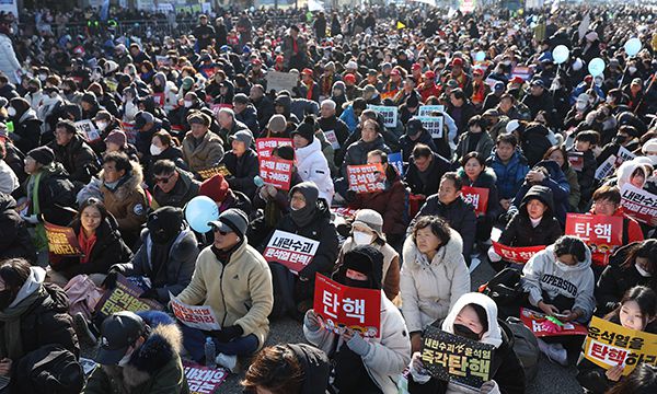 지난 2024년 12월 14일 서울 영등포구 여의도 국회 앞에서 열린 윤석열 대통령 탄핵 촉구 집회에서 참석자들이 손팻말을 들고 모여 있다. 연합뉴스