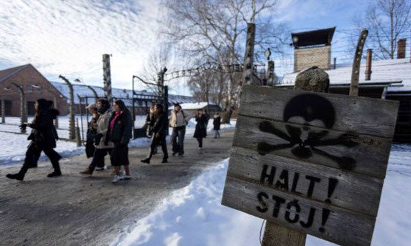제2차 세계대전 당시 홀로코스트(유대인 대학살)의 현장이었던 아우슈비츠 강제수용소 해방 80주년을 맞아 지난 14일(현지시간) 시민들이 폴란드 오시비엥침에 있는 옛 아우슈비츠 수용소를 둘러보고 있다. AFP연합뉴스