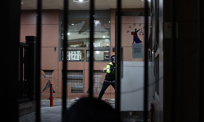지난 19일 윤석열 대통령에 대한 구속영장 발부 소식에 서울 서부지법에 지지자들이 진입해 난동을 부려 유리창과 외벽이 깨져 있다. 뉴스1