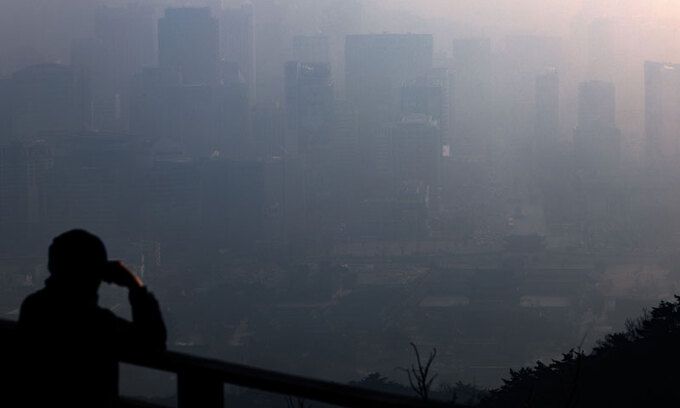 수도권에 초미세먼지 주의보가 발령된 21일 오후 서울 북악산에서 바라본 도심이 뿌옇다. 뉴시스