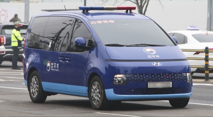 21일 경기도 의왕시 서울구치소에서 윤석열 대통령이 탄 법무부 호송차량이 헌법재판소로 출발하고 있다. 의왕=공동취재