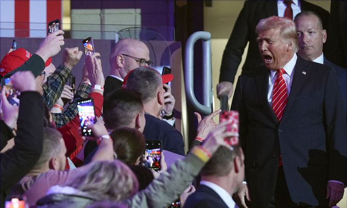 도널드 트럼프 미국 대통령이 지난 19일(현지시간) 워싱턴에서 열린 대통령 취임식 전야 집회에 참석해 지지자들과 인사하고 있다. AP뉴시스