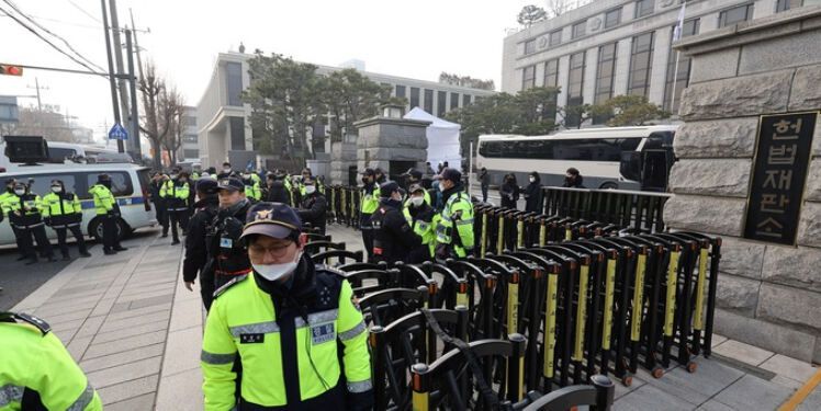 21일 윤석열 대통령이 출석하는 서울 종로구 헌법재판소 앞에서 경찰들이 삼엄한 경계를 펼치고 있다. 뉴스1