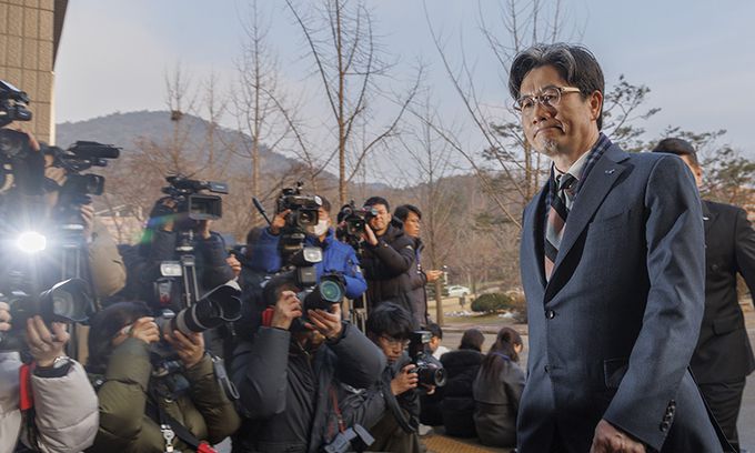 답답한 공수처장 오동운 고위공직자범죄수사처(공수처) 처장이 22일 오전 출근길에 윤석열 대통령에 대한 강제구인 시도 방침을 밝힌 뒤 경기 과천시 정부과천청사로 들어가고 있다. 공수처가 이날 3차 강제구인 시도는 물론 구치소 현장 조사까지 실패하면서 윤 대통령 수사를 검찰에 넘겨줘야 한다는 목소리가 커지고 있다.   뉴스1