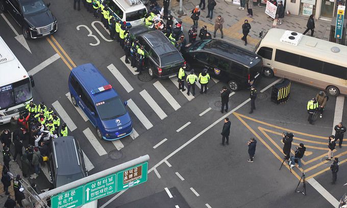 윤석열 대통령이 21일 오후 서울 종로구 헌법재판소에서 탄핵심판 3차 변론을 마친 뒤 서울구치소로 향하고 있다. 연합뉴스
