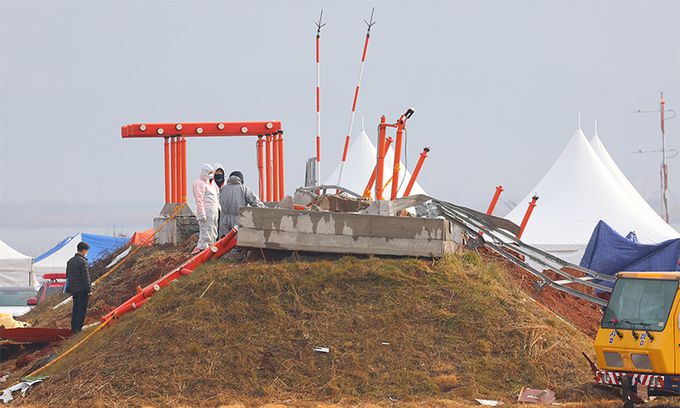 지난 5일 전남 무안국제공항 제주항공 여객기 사고 현장에서 관계자들이 방위각시설(로컬라이저)을 살피고 있다. 연합뉴스