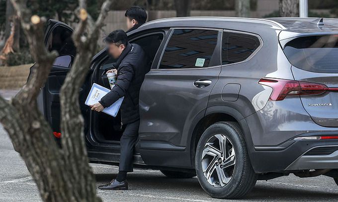22일 경기 과천시 정부과천청사 공수처에 도착한 차량에서 관계자들이 내리고 있다. 뉴시스