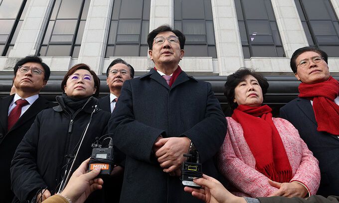 서울 종로구 헌법재판소를 항의 방문한 국민의힘 권성동 원내대표가 22일 오전 헌재 측과 협의가 되지 않아 방문이 무산된 가운데 문 앞에서 입장을 밝히고 있다. 공동취재