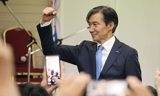 조국혁신당 조국 전 대표가 지난해 5월 부산 동구 부산일보사 대강당에서 열린 부산·울산·경남 총선승리 보고대회'에서 지지자들의 환호에 화답하며 주먹을 불끈 쥐어 보이고 있다. 부산=연합뉴스