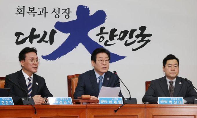 이재명 더불어민주당 대표(가운데)가 22일 국회에서 열린 최고위원회의에서 발언하고 있다. 연합뉴스