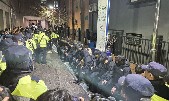 지난 18일 서울 마포구 서울서부지법 내부로 담장을 넘어들어온 윤 대통령 지지자들이 경찰에 붙잡혀 있다. 세계일보 자료사진