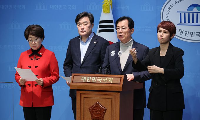 22일 국회 소통관에서 국민의힘 행정안전위원회 위원들이 '여론조사 검증 및 제도 개선 특별위원회' 관련 민주당을 규탄하는 기자회견을 하고 있다. 연합뉴스