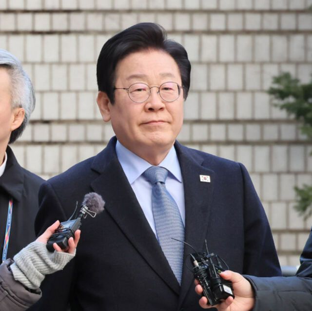 더불어민주당 이재명 대표가 23일 서울 서초구 서울고등법원에서 열린 공직선거법 위반 사건 항소심 첫 재판에 출석하고 있다. 연합뉴스