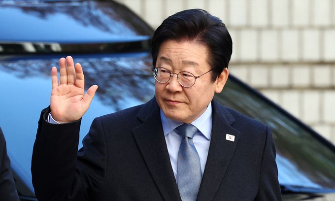 더불어민주당 이재명 대표가 23일 서울 서초구 서울고등법원에서 열린 공직선거법 위반 사건 항소심 첫 재판에 출석하고 있다. 뉴시스