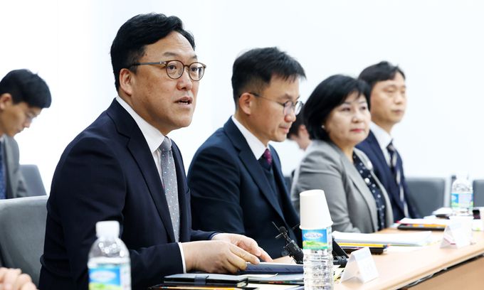 김병환 금융위원장이 23일 서울 서초구 대한법률구조공단 서울 개인회생·파산종합지원센터에서 열린 불법사금융 근절과 건전 대부시장 활성화를 위한 현장간담회를 주재하고 있다. 뉴시스