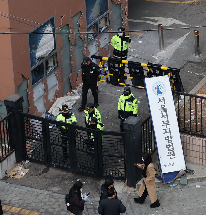윤석열 대통령이 내란 우두머리 혐의로 구속되자 일부 윤 대통령 지지자들이 서울서부지방법원 내부로 난입해 불법폭력사태를 일으킨 19일 오후 서부지법 현판이 파손돼 있다.연합뉴스