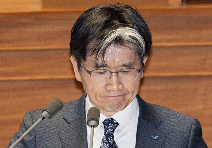 오동운 공수처장이 지난 23일 오후 서울 여의도 국회 본회의장에서 열린 제421회 국회(임시회) 제2차 본회의에서 송석준 국민의힘 의원의 서울서부지방법원 불법적 폭동사태 관련 긴급현안질문을 듣고 있다. 뉴스1