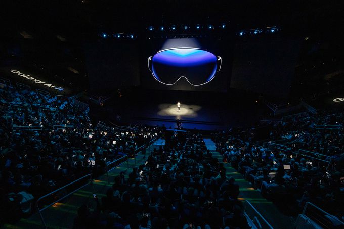 미국 캘리포니아주 새너제이 SAP센터에서 열린 ‘갤럭시 언팩 2025’에서 확장현실(XR) 기기 ‘프로젝트 무한’이 소개되고 있다. 삼성전자 제공