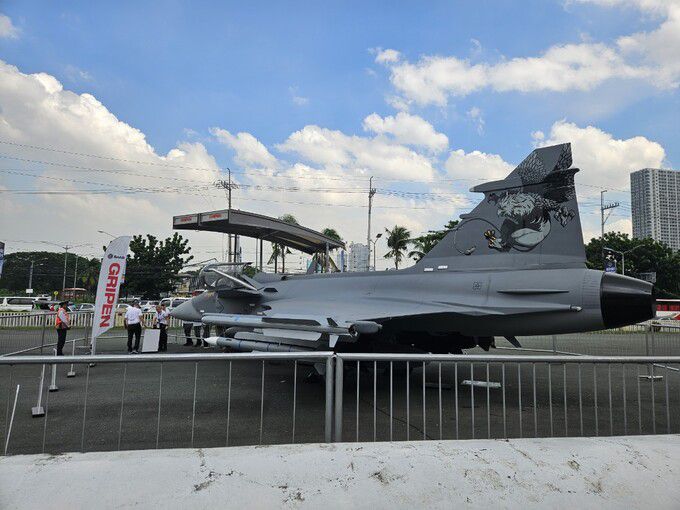 필리핀 마닐라에서 지난해 9월 26알 개최된 국제방산전시회 ‘ADAS 2024’ 전시장 외부에 스웨덴 사브 그리펜 전투기가 전시돼 있다. 세계일보 자료사진