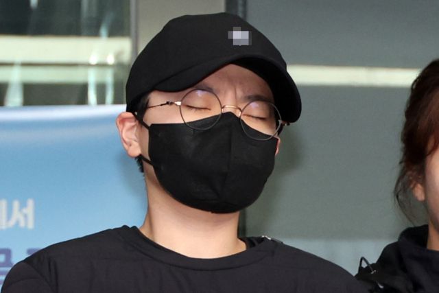 사기 등 혐의로 기소된 전청조씨가 2023년 11월10일 서울 송파경찰서에 나와 동부지방검찰청으로 압송되고 있다. 연합뉴스