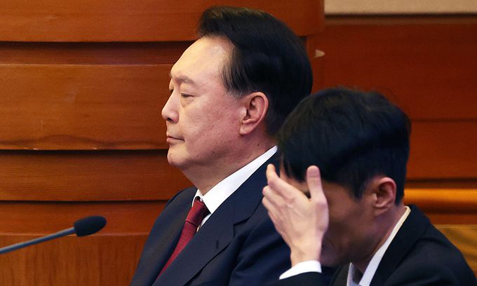 윤석열 대통령이 지난 23일 서울 종로구 헌법재판소에서 열린 탄핵심판 4차 변론에 출석해 있다. 사진공동취재단