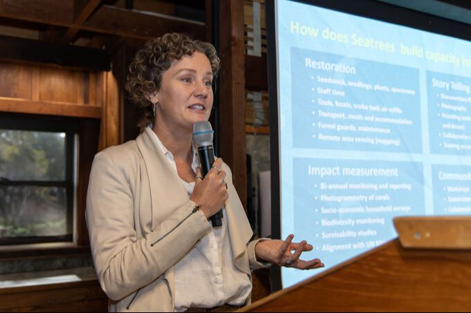 시트리(Seatrees)의 레아 헤이즈가 미국 캘리포니아주 샌디에이고에서 열린 기자간담회에서 산호초 복원 활동에 사용된 삼성전자의 기술을 설명하고 있다. 삼성전자 제공