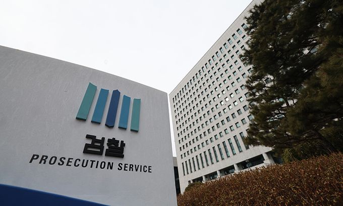 2시간45분간 검사장 회의 법원의 윤석열 대통령 구속기간 연장 불허로 검찰이 보강 수사를 할 수 없게 된 가운데 심우정 검찰총장은 26일 오전 10시부터 2시간45분가량 전국 고·지검장 회의를 열고 윤 대통령 내란 우두머리 혐의 사건 처리 방안을 논의했다. 사진은 이날 전국 고·지검장 회의가 진행된 서울 서초구 대검찰청 청사. 이제원 선임기자