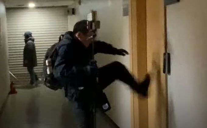 유튜버 이모씨가 19일 서울서부지법 내부로 진입해 판사실을 발로 차고 있다. JTBC 방송 캡처